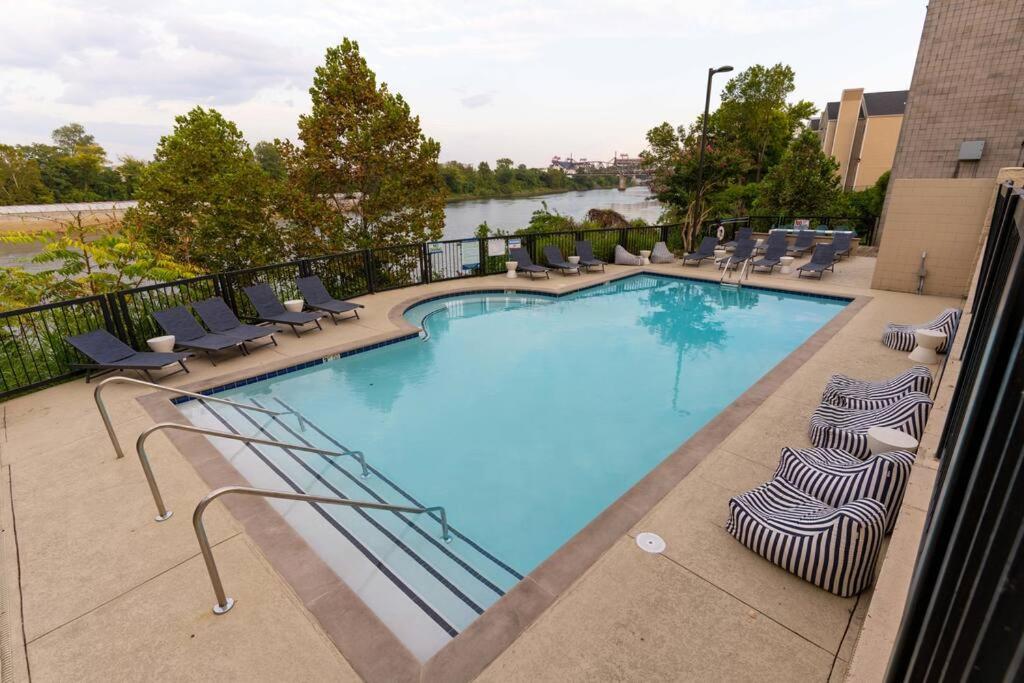 Amazing pool, Steps 2 Broadway right on the Riverfront!, Nashville
