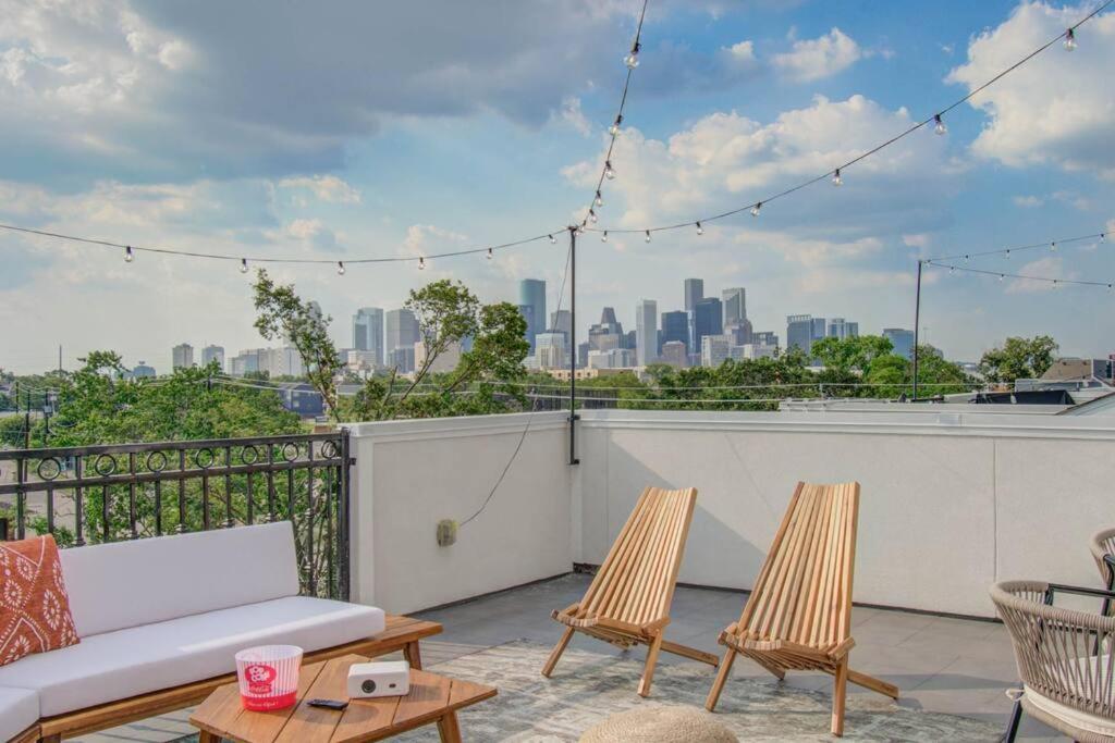 Luxurious 3BD - Rooftop Movie - Downtown - Foosball, Houston