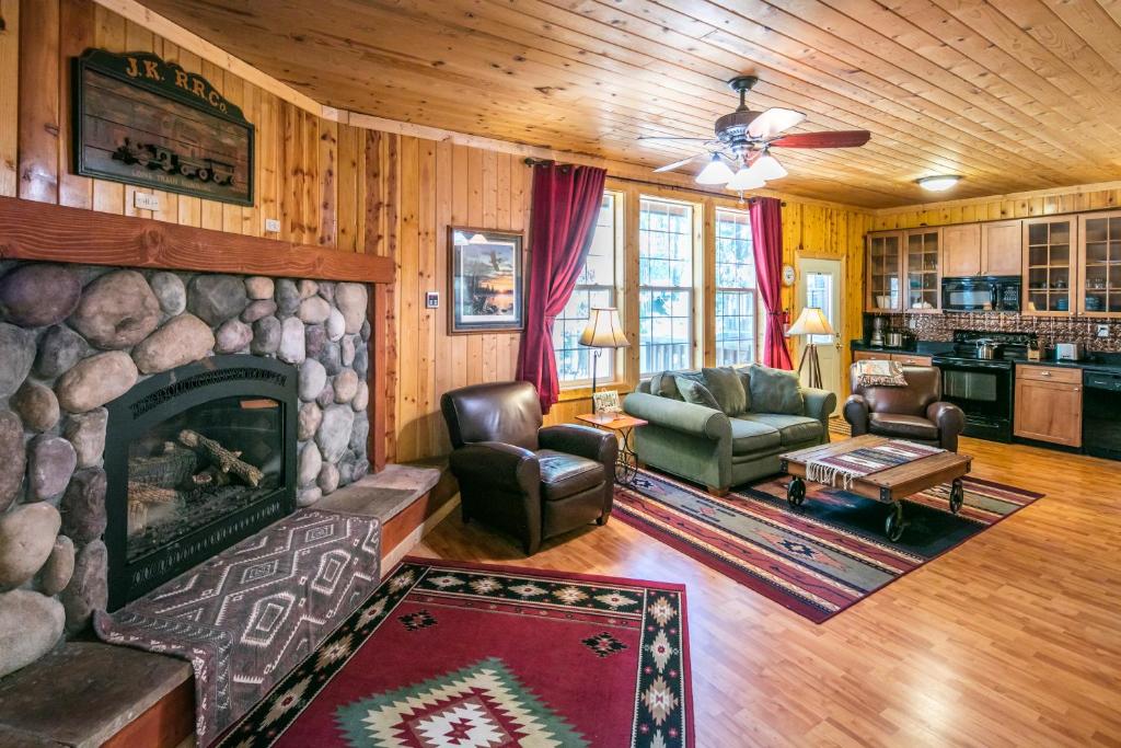 Cabin minutes from Yosemite, Fish Camp