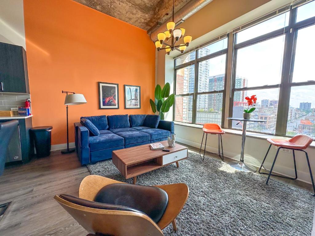 Cozy 2BR South Loop Condo with Optional Parking and Gym Near McCormick Place, Public Transit & City Hotspots, Chicago