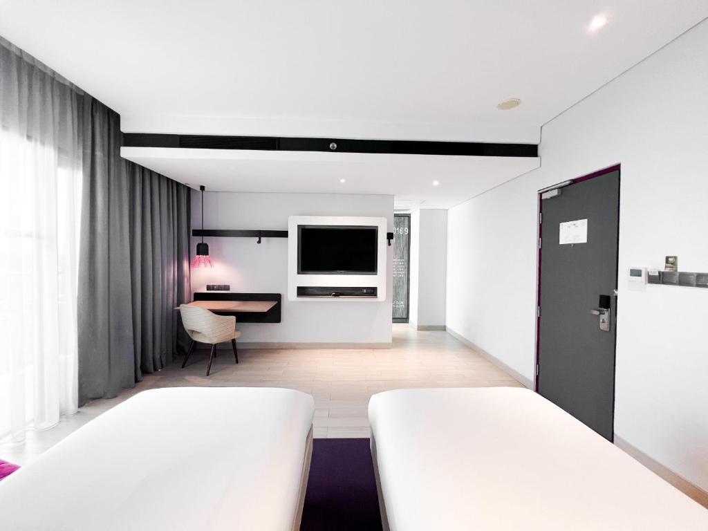 Shared lounge/TV area