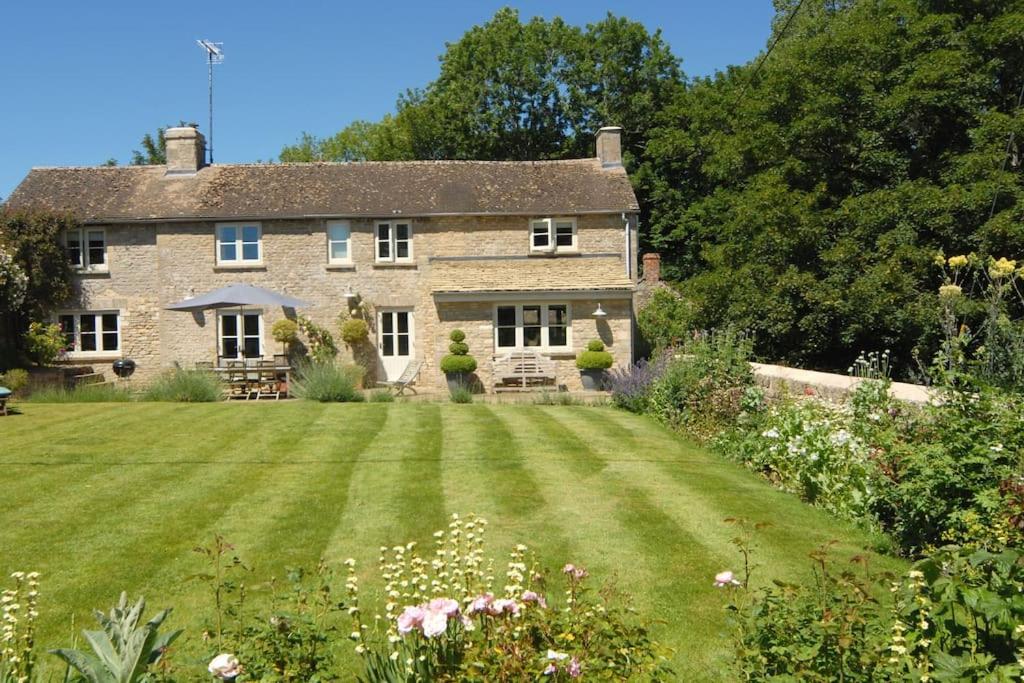 Beautiful Cotswolds house in stunning village, sleeps 10, Cirencester