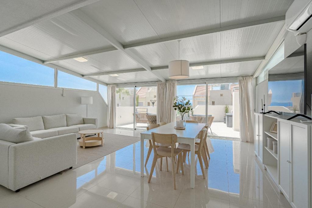 2BDR Apt with Terrace in Puerto de Santiago, Puerto de Santiago