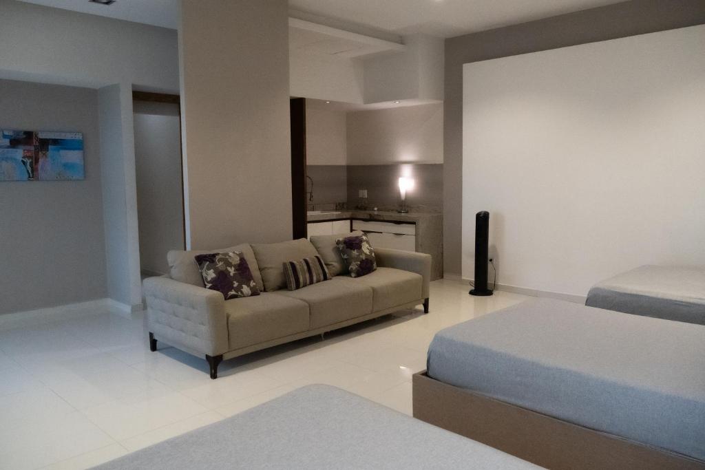 Infinity Suites triple room 105 - 3
