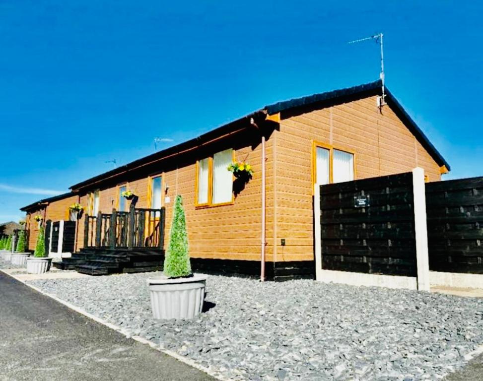 Tulip Cabin with Hot Tub, York