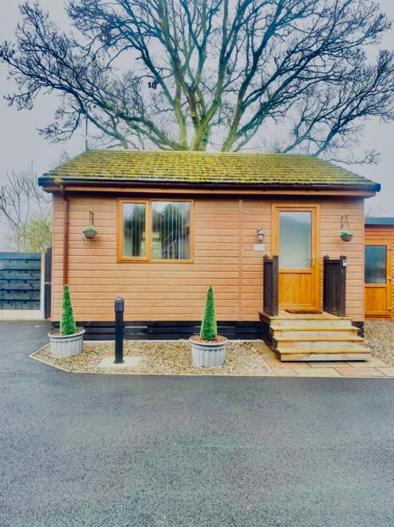 Cherry Cabin with Hot Tub, York