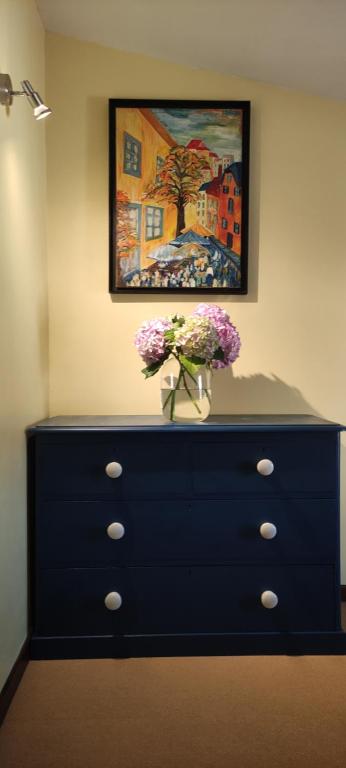 Welcome, Bienvenue, Chez Charly!, Nébian