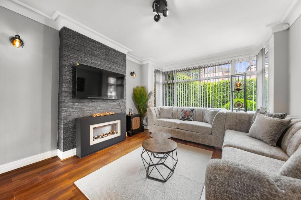 Luxury 3-BR Home-Driveway, Sky-TV-Fast WiFi, Meanwood