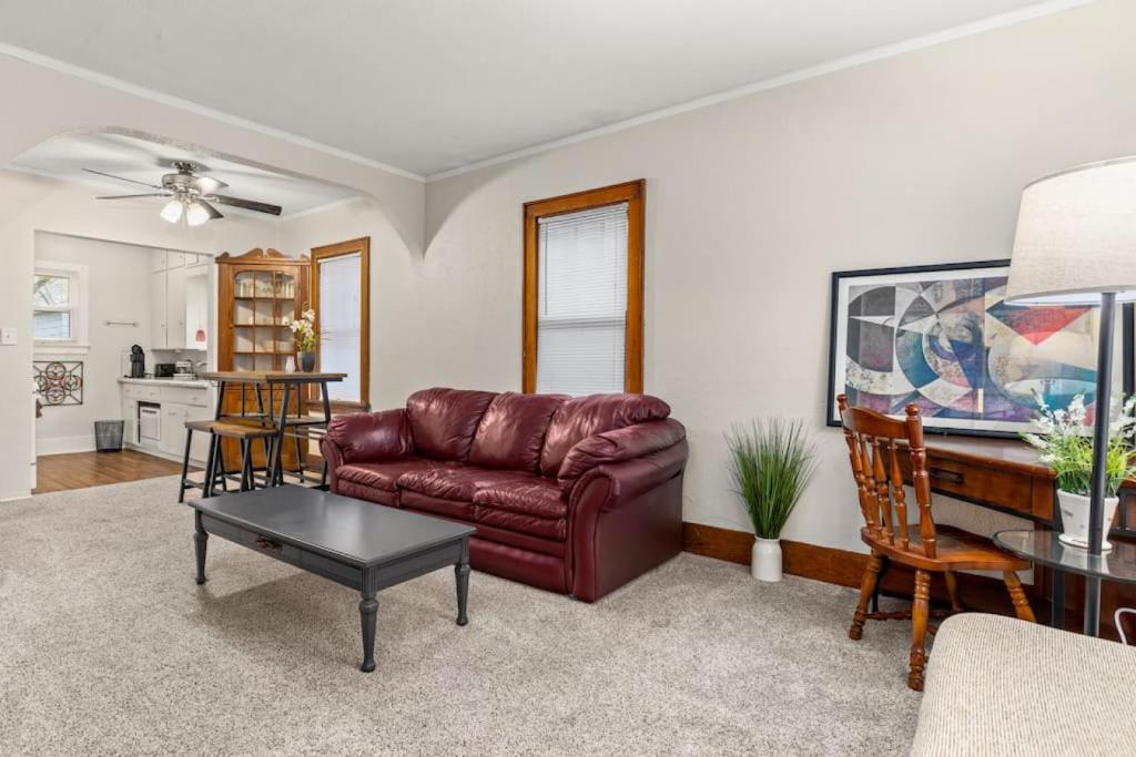 Cheerful 2 BD with Backyard, Peoria