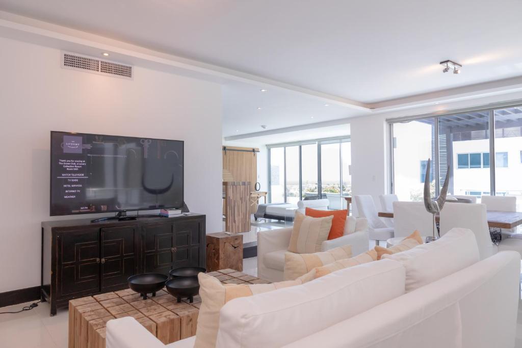 Shared lounge/TV area