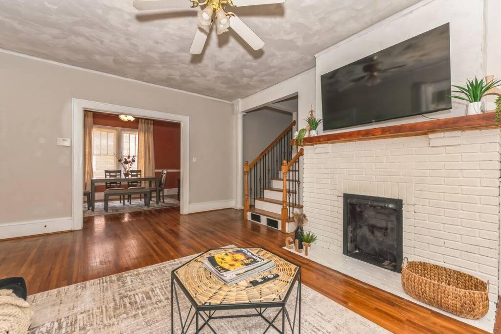 Spacious & Stylish 4BR w Fireplace-Up to 12 people, Charlotte