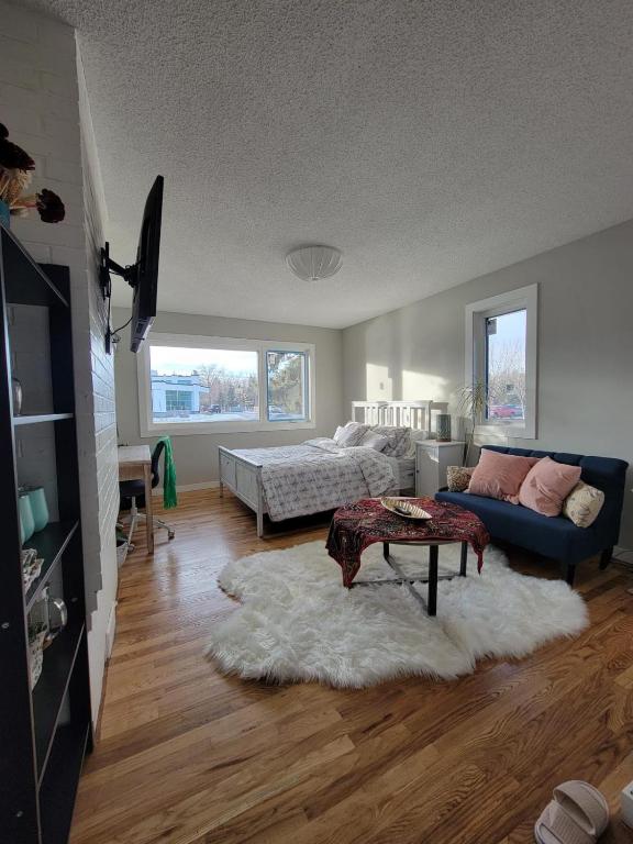 Heart to Downtown - Bright and Sunny Ultra Premium Queen bedroom, Calgary