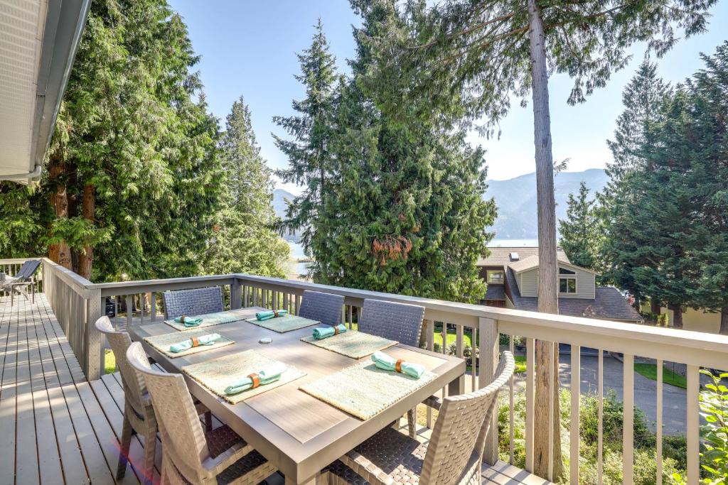 Sudden Valley Home about 1 Block to Lake Whatcom!, Bellingham