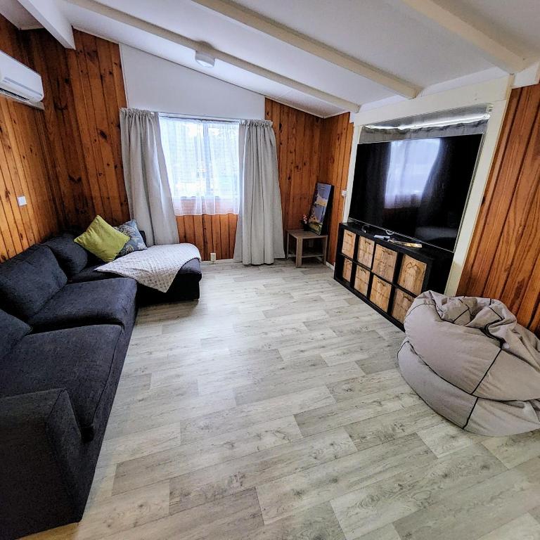 ห้องส่วนกลางสำหรับนั่งเล่น/ดูทีวี