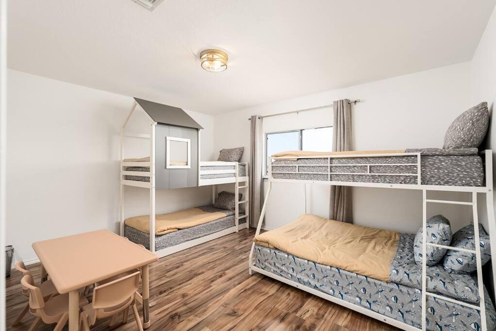 Spacious 4BR w Game Room - 15 min to Seaworld, San Antonio