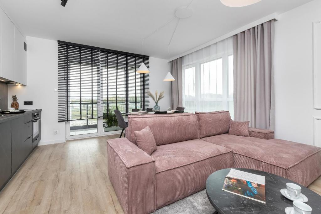 Bright & Modern Apartment with Parking near Arena Gdansk by Noclegi Renters, Gdaňsk