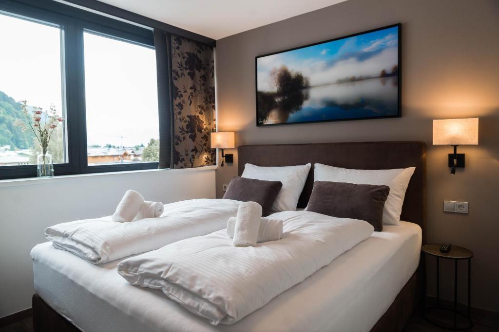 Three-Bedroom Apartment with Balcony - Top 13
