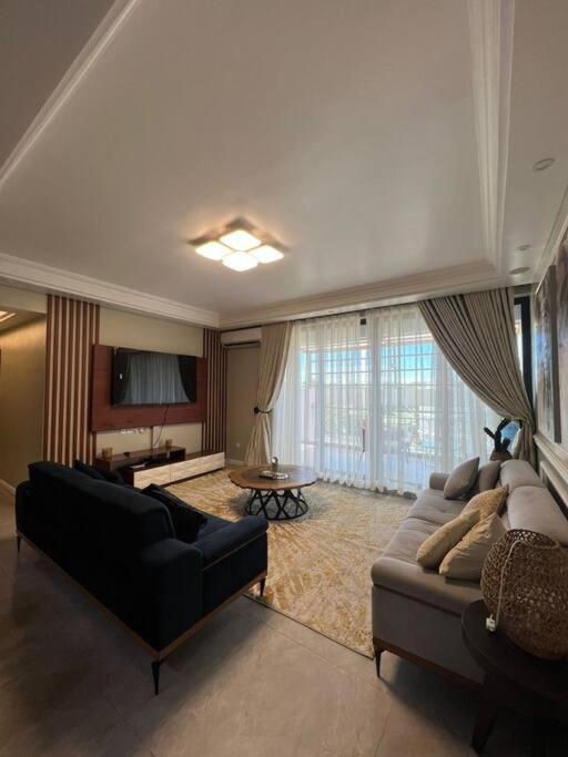 Peaceful Paradises, Dar es Salaam