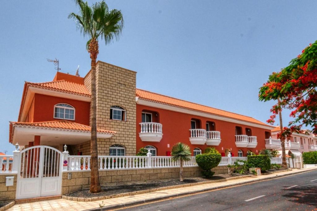 Apartamentos Callaomar — Hotel building in Callao Salvaje, Canary Islands