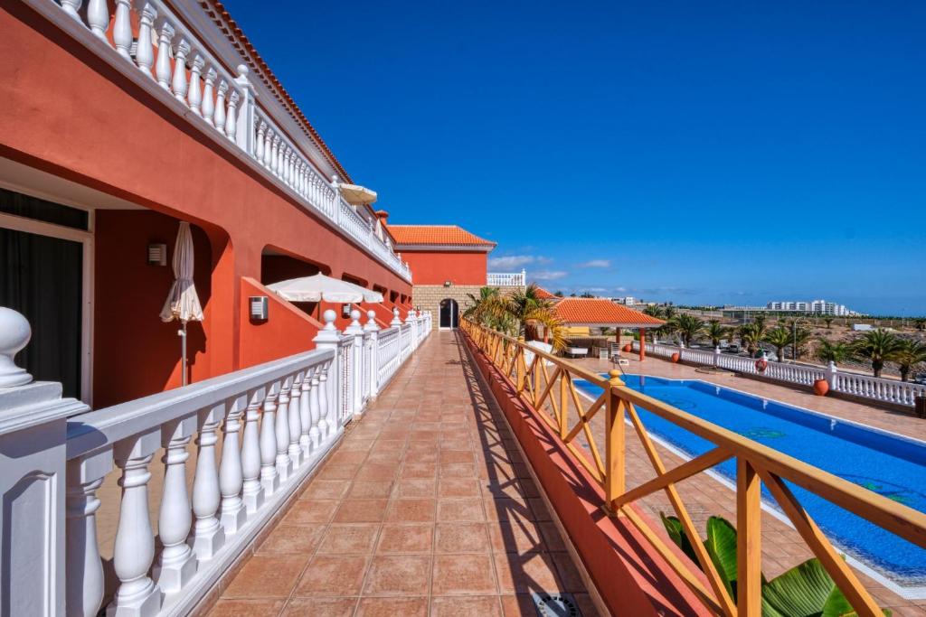 Apartamentos Callaomar — Hotel building in Callao Salvaje, Canary Islands
