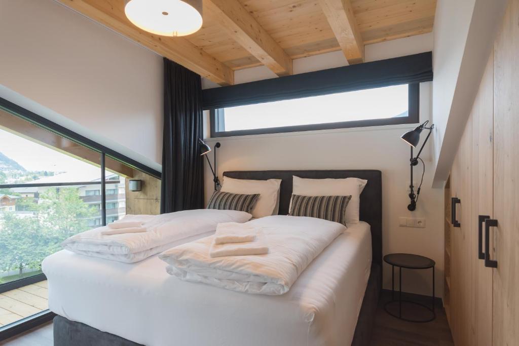Four Bedroom Penthouse Apartment with Balcony - Top 18