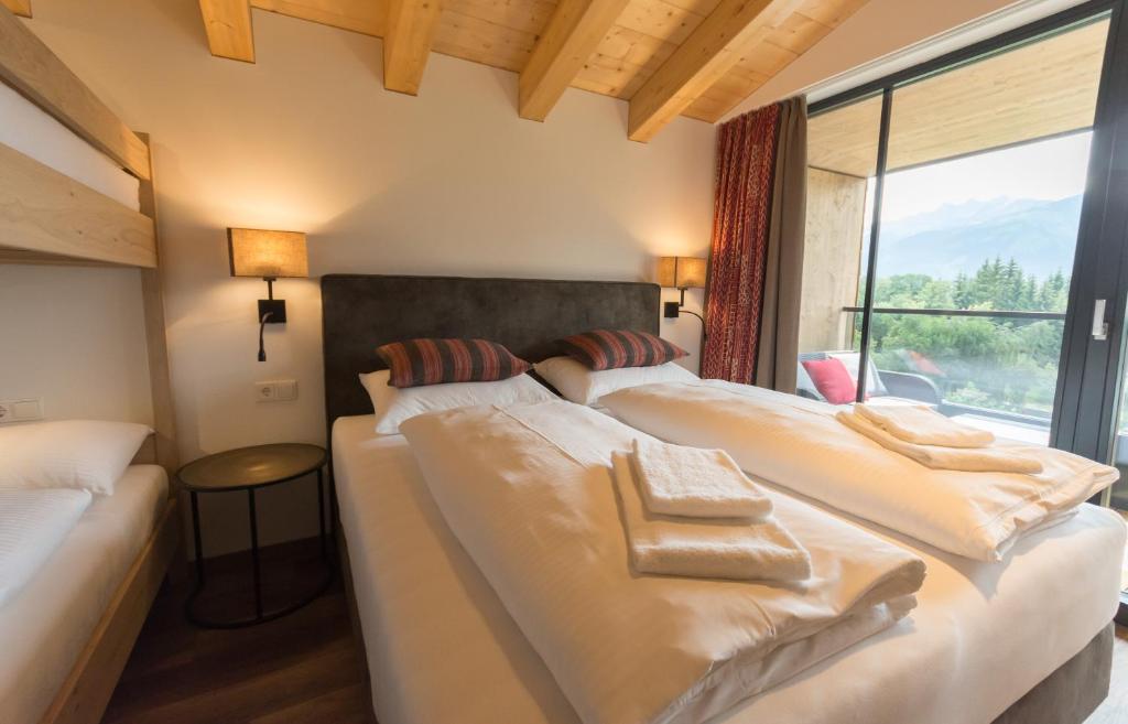 Two Bedroom Apartment with Balcony and Mountain View - Top 21