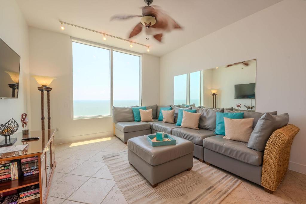 1801 Sapphire Beachfront 3 Bedroom Condo 전경