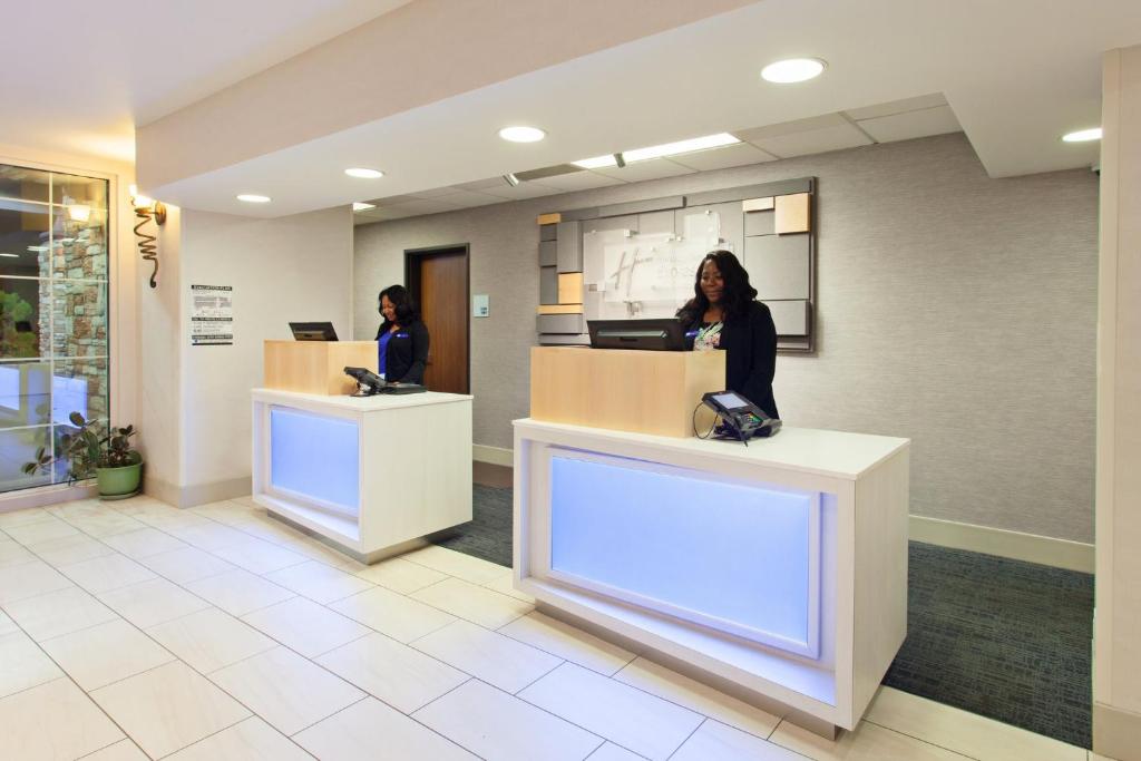 ホリデイ イン エクスプレス オークランド エアポート バイ IHG (Holiday Inn Express Oakland Airport By IHG) 外観