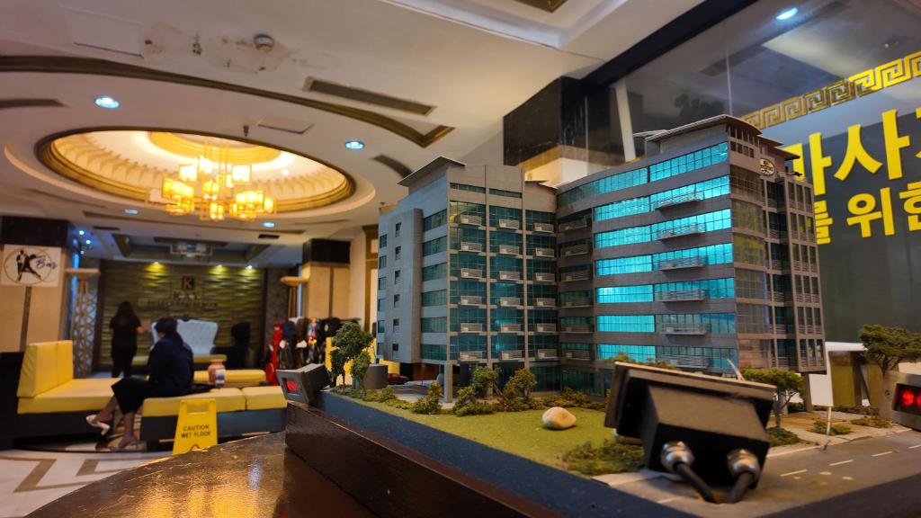 Front desk [24-hour]
