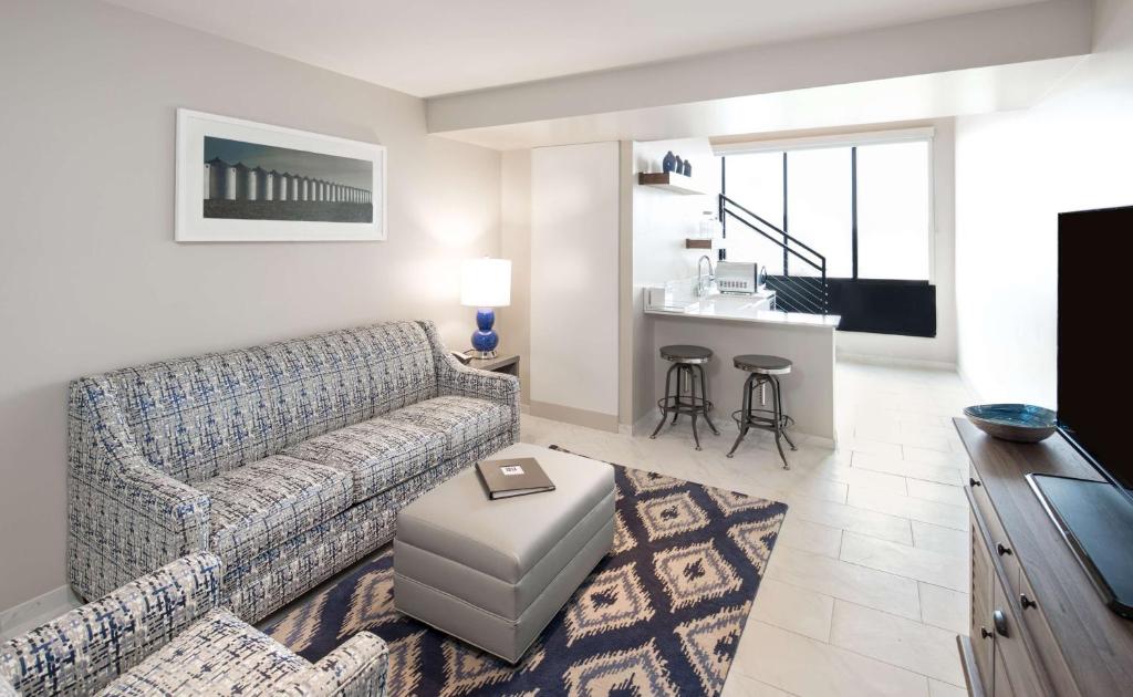 Hotel Renovo Des Moines Urbandale, Tapestry Collection by Hilton