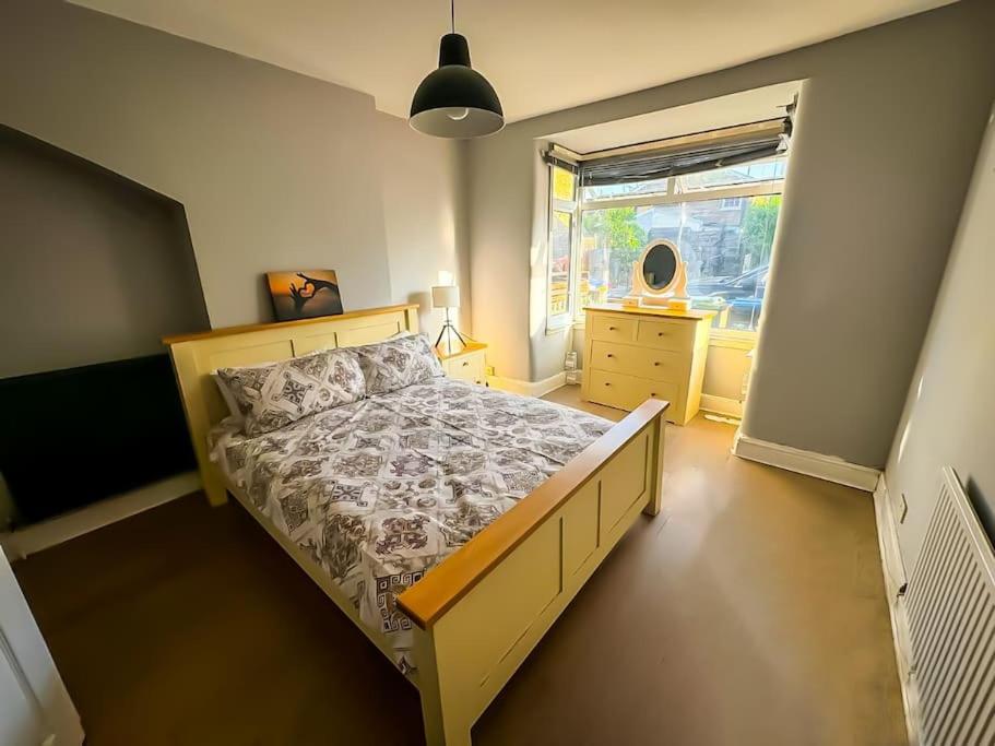 Room in a house share - Kingsized room 25 min away from Central London, Surbiton