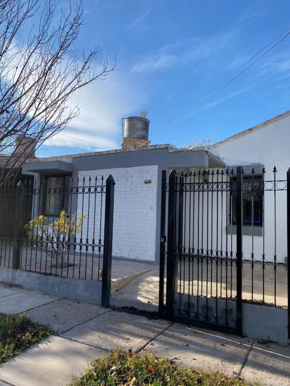 alquier de casa 2 dormitorios en mendoza - 1