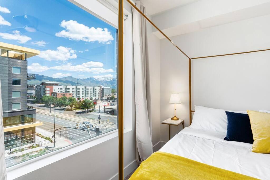 Luxury Apt 6th floor - King Bed Gym Prkg Pool NEW, Salt Lake City