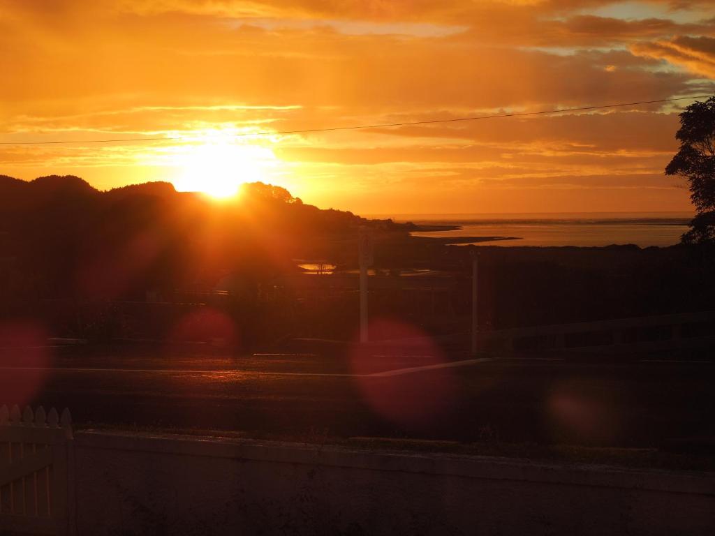 Raglan, walk to harbour and town, garden views, Raglan