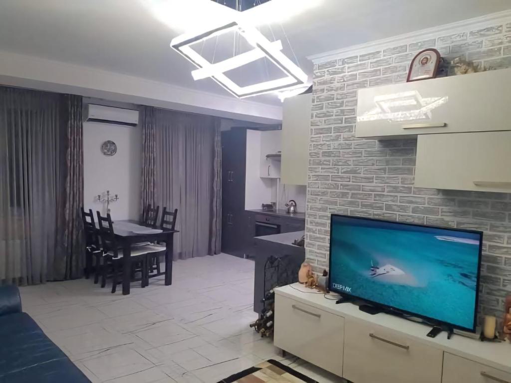 Black & white, Hînceşti