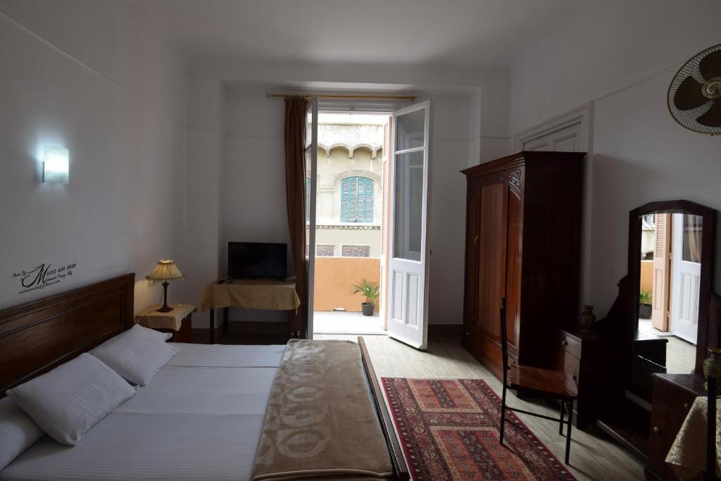 Triomphe Hostel