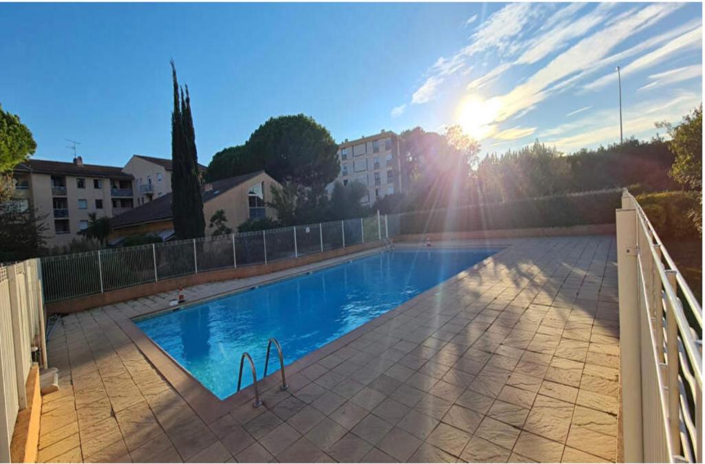 Joli T2 avec piscine - 2
