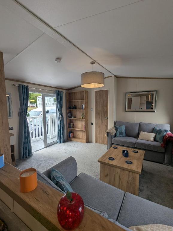 SPACIOUS COMFORTABLE HOLIDAY HOME WITH UNIQUE LAYOUT ON 5 Star SHOREFIELD HOLIDAY PARK, Milford-on-Sea
