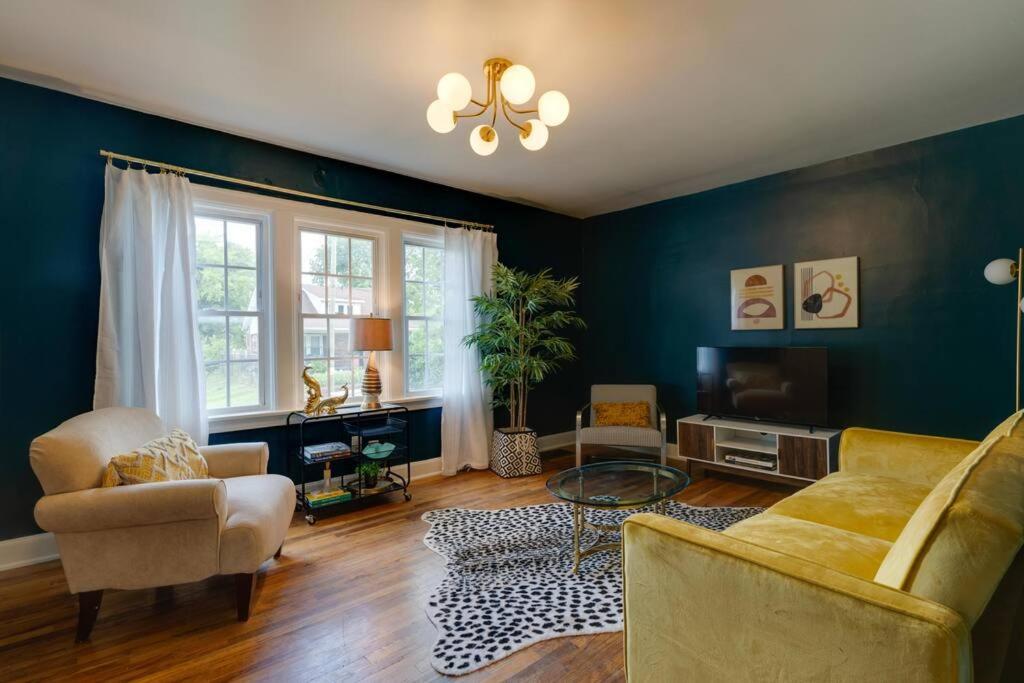 Sleep 8 in our Cozy Colonial 2Miles from Broadway, Nashville