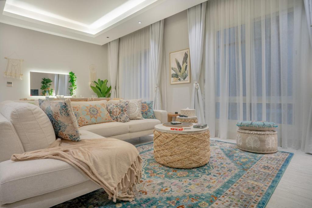 Layali Properties - Boho Oasis 3BR Apt - Convention and Exhibition Center, Rijád