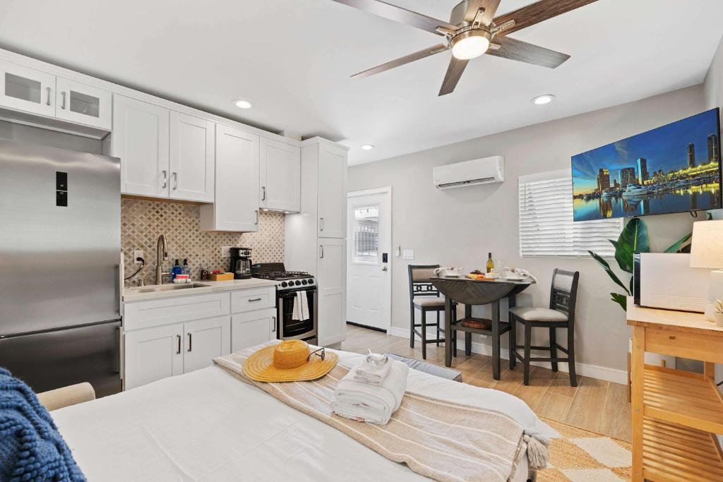 Endless Summer Beach Studio - Beach - AC - Shops, San Diego