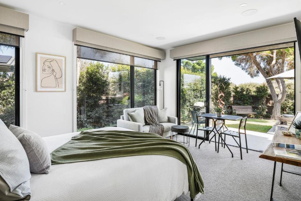 Studio One - Luxe Apartment, across from beach, walk to local shops, Mount Martha