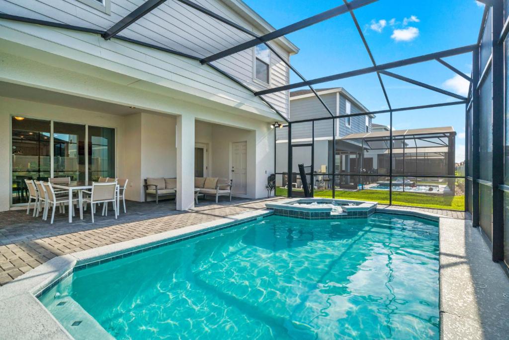 2211 Lelani Circle, Davenport