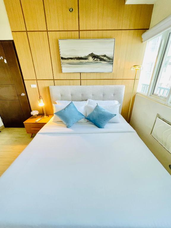 15 Elegant Urban Suite, Cari Mayor