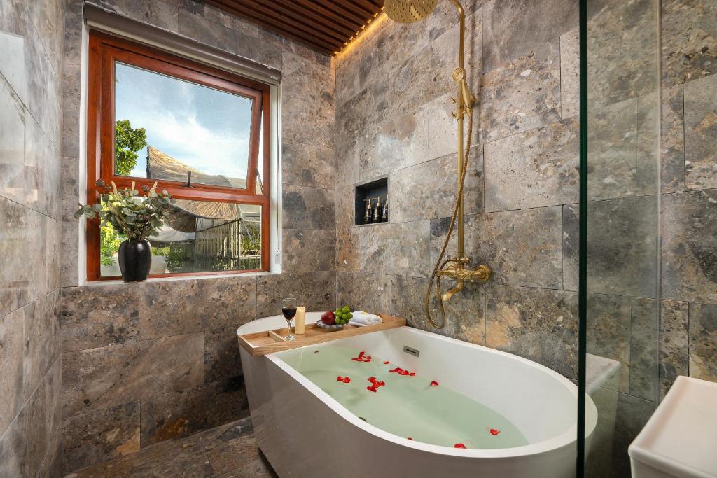 Tam Coc Mountain Sunset and Garden Hotel