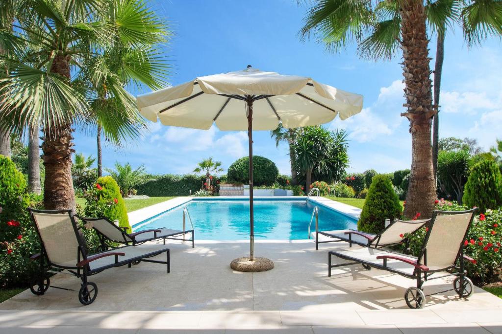 1072 Beachfront El Paraiso Retreat with Pool & BBQ - 1