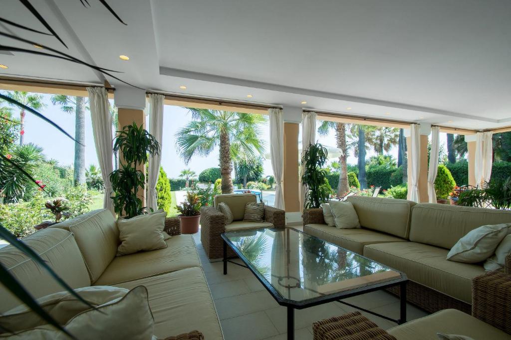 1072 Beachfront El Paraiso Retreat with Pool & BBQ - 3