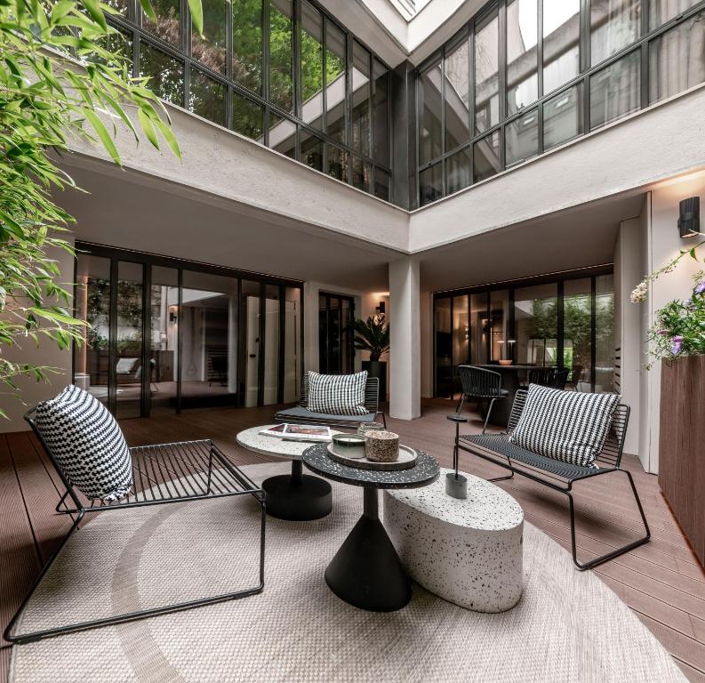 Luxury Residence in old Marais, 3 BR, Patio, Sauna, Fitness Room, AC - 2