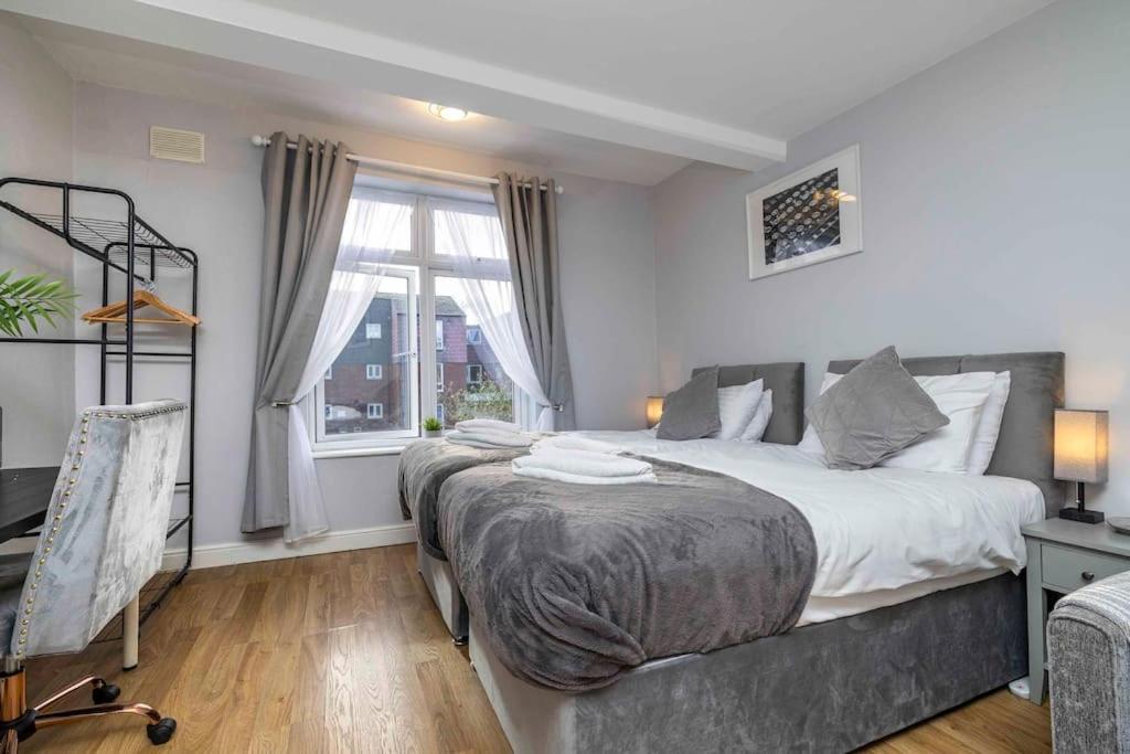 Ealing Manor - 6 beds 3 sofa beds sleeps 9 ppl, Greenford