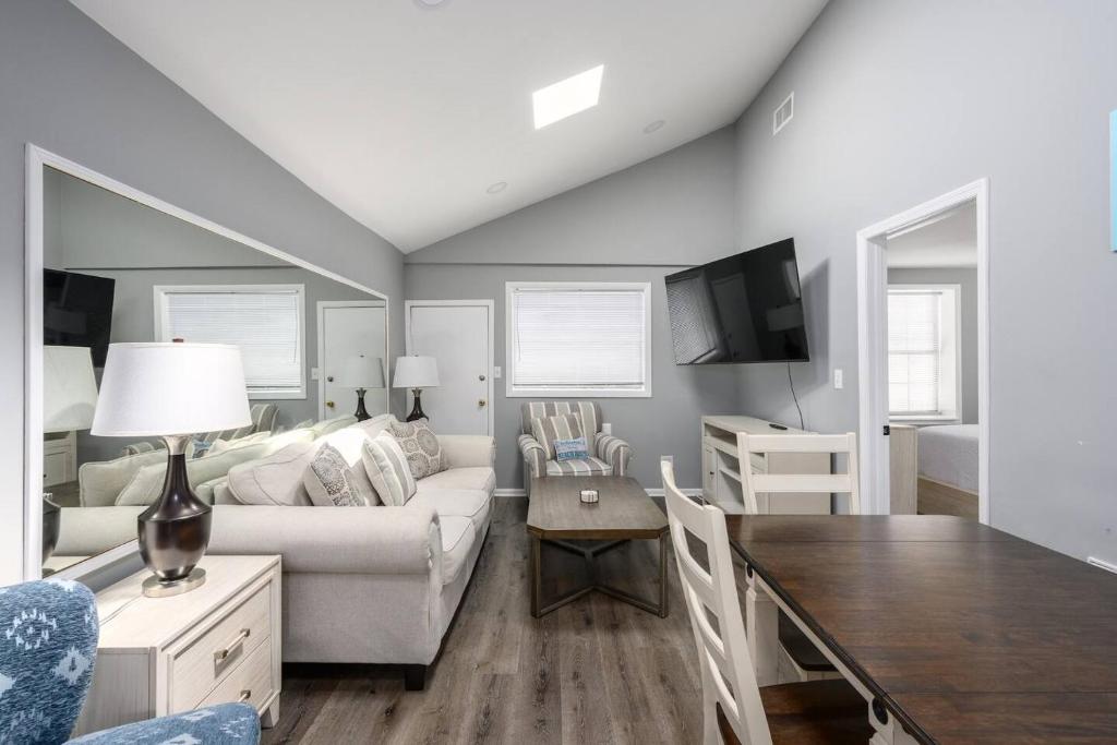 Quaint Home 2BR 1 BA Shared Pool, Tybee Island